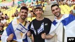 Архивска фотографија, Израелските навивачи позираат со национални знамиња пред машкиот фудбалски натпревар од групата Д помеѓу Израел и Јапонија за време на Олимписките игри во Париз 2024