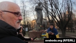 Мастак Аляксай Марачкін на акцыі каля помніка Тарасу Шаўчэнку ў Менску, 9 сакавіка 2014 году