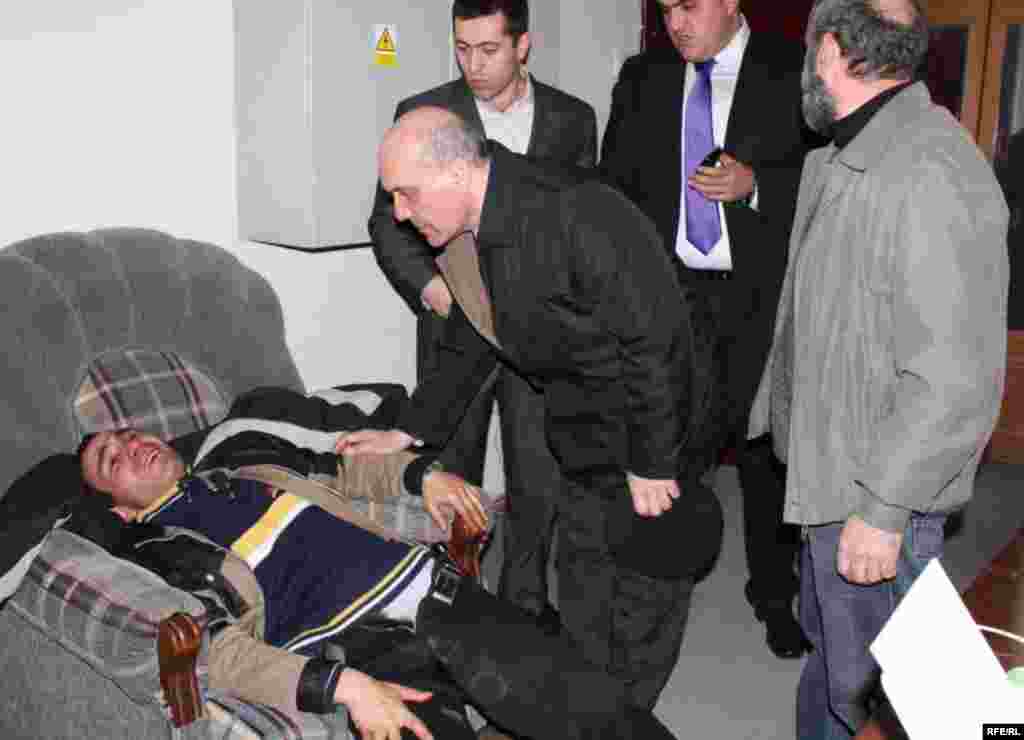 Armenija - Pretučen novinar - Poznati armenijski fotonovinar Gagik Shamshian teško je pretučen i završio je u bolnici.Nevladine organizacije i armenijski ombdusmen su osudili ovaj dogadjaj.