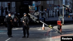 Policët afër vendit ku tre vetë i kishin sulmuar njerëzit në London Bridge