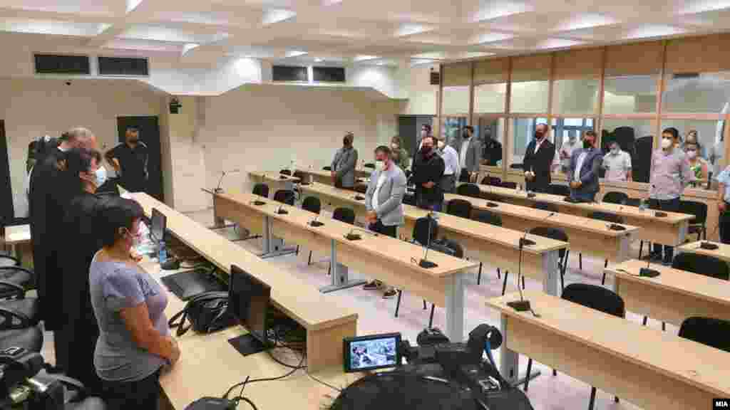 МАКЕДОНИЈА - Додека е Зоран Заев на власт, дотогаш правдата нема да живее во Република Македонија, рече денеска Димче Арсовски, портпарол на ВМРО-ДПМНЕ. Реакцијата на опозициската партија следува по денешната пресуда за случајот Организатори на 27 април во кој осудени се поранешните државни функционери од ВМРО-ДПМНЕ Трајко Вељаноски, Спиро Ристовски и Миле Јанакиески и поранешниот директор на УБК Владимир Атанасовски на затворски казни од шест до шест и пол години.