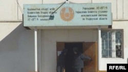 У входа в здание учреждения УГ-157/9 в Атырауской области, прозванного среди местных жителей «66-й зоной».