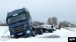 Un tir a alunecat pe marginea drumului în nordul Franței din cauza condițiilor de trafic afectate de ninsoare și viscol. 7 ianuarie 2026.