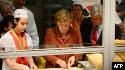 آنگلا مرکل، صدراعظم آلمان در نانوایی در آلمان. عکس تزئینی است.