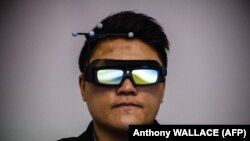 Чоловік використовує окуляри віртуальної реальності, Китай, лютий 2018 року 