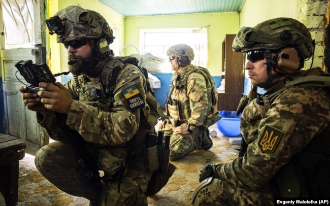 Украинский военнослужащий разведгруппы руководит беспилотником на передовой в Николаевской области, 8 августа 2022 года