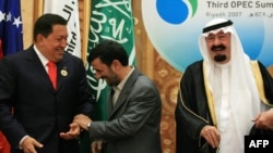 محمود احمدی‌نژاد در میان هوگو چاوز (چپ) و سلطان عبدالله، پادشاه عربستان سعودی 