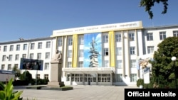 У здания университета в городе Шымкенте.