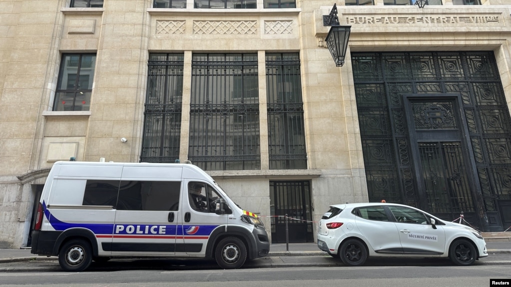 خودرو پلیس فرانسه مقابل ساختمان بانک آمریکایی در پاریس