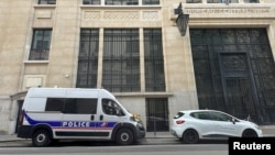 خودرو پلیس فرانسه مقابل ساختمان بانک آمریکایی در پاریس