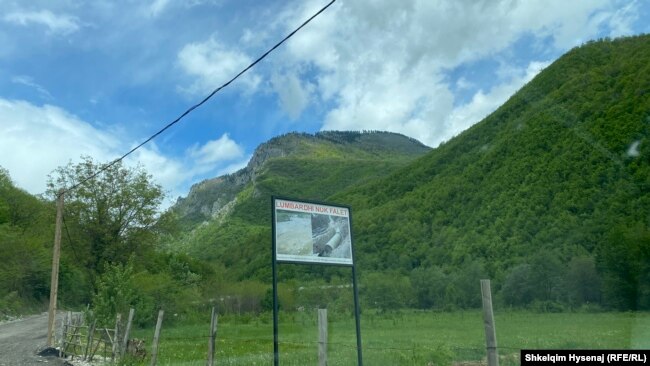 Pllakata e vendosur në kundërshtim të operimit të hidrocentraleve në Deçan.