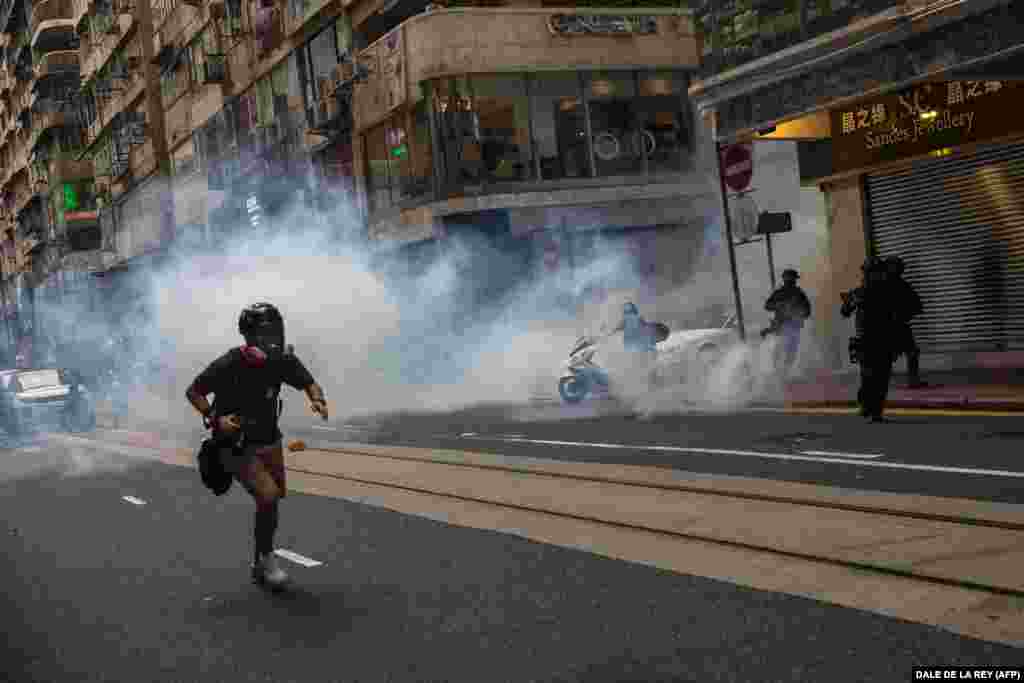 Поліція, намагаючись витиснути протестувальників із вулиць Гонконгу, використовує проти них подразливий газ