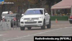 Volkswagen Touareg, на якому їздить співробітник СБУ Ковалевський, належить його дружині