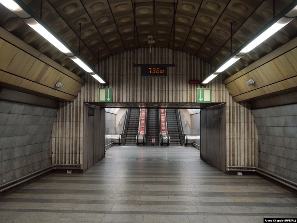 Një stacion metroje në Pragë, në qendër të kryeqytetit çek. "Kur arrihet shkalla më e lartë e gatishmërisë, mbyllja e strehës është çështje e disa minutave", i tha Radios Evropa e Lirë zëdhënësi i Kompanisë së Transportit të Qytetit të Pragës, para se të shtojë se, "metroja nuk mund të përdoret për t'u fshehur në rast të një të ashtuquajturi sulm i papritur”.