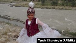 Бүбүкадича Абдысамат, кыргыз окуучу кыз. Санжу өзөнүнүн жээги, Кең-Кыя, Хотан, ШУАР, КЭР. 27.7.2015.