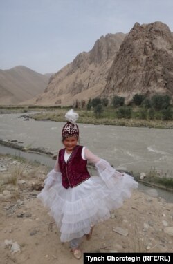 Бүбүкадича Абдысамат, кыргыз окуучу кыз. Санжу өзөнүнүн жээги, Кең-Кыр. 27.7.2015.