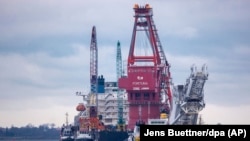 În portul Wismar din Germania, nava rusească Fortuna lucrează, în ianuarie, la finalizarea construcției Nord Stream 2.