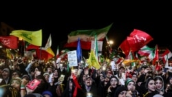 هواداران حکومت ایران در خیابان‌ها همزمان با دور اول حملات موشکی ایران به اسرائیل