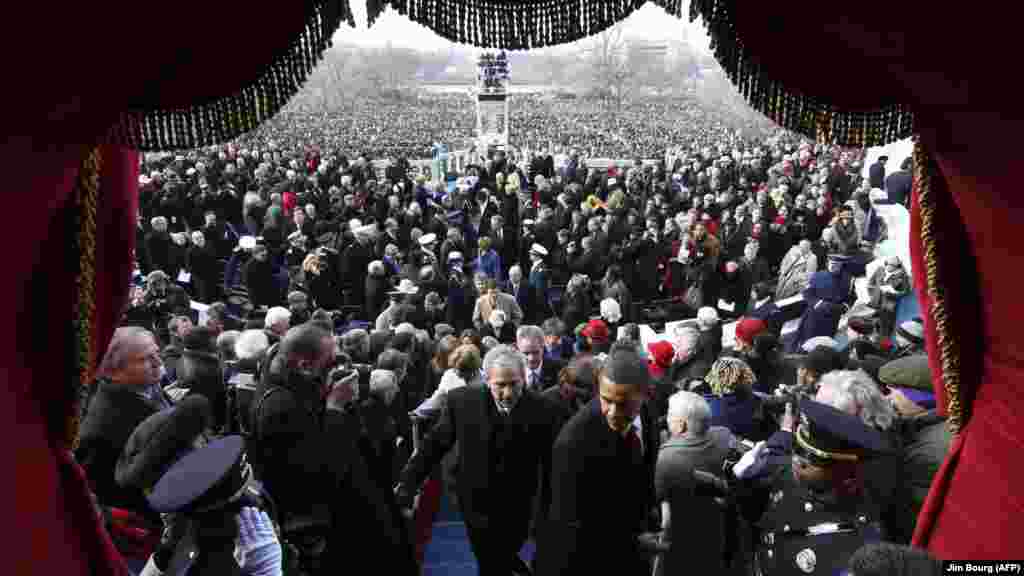 Predsjednik SAD-a Barack Obama i bivši predsjednik George W. Bush napuštaju ceremoniju inauguracije nakon što je Obama položio zakletvu kao 44. predsjednik, na zapadnoj strani Kapitola 20. januara 2009. godine. Obama će služiti dva puna mandata.