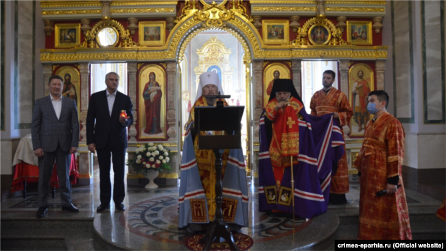 Сергей Аксенов (второй слева) на церемонии встречи благодатного огня в Александро-Невском соборе в Симферополе, 2 мая 2021 года