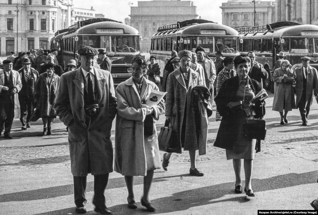 Kjo foto, e turistëve amerikanë në Bukuresht në vitin 1961, përcjell entuiziazmin e theksuar mbi turizmin e huaj që premtonte “vëmendje, mirësi dhe rehati” për udhëtarët e huaj. Në fakt, deri në vitet 1980, rumunët e zakonshëm kryesisht u shmangeshin turistëve pasi çdo ndërveprim me të huajt kërkonte një raport në polici.