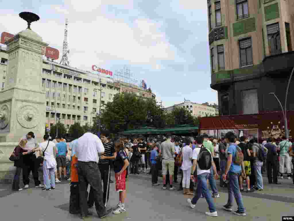 Atmosfera Svjetskog prvenstva u fudbalu 2010. već se osjeća na beogradskim ulicama. Kod Terazijske česme okupljaju se građani svih uzrasta razmjenjujući samoljepljive sličice za svoje albume. Foto: Vesna Anđić 