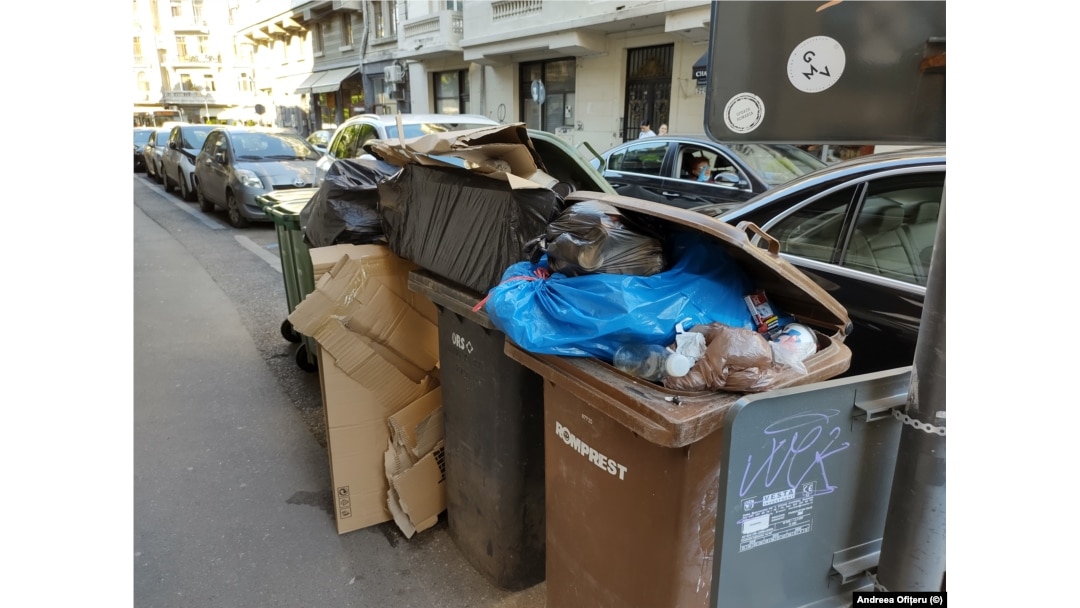 Gunoaiele de pe străzile Bucureștiului fac parte din peisaj.
