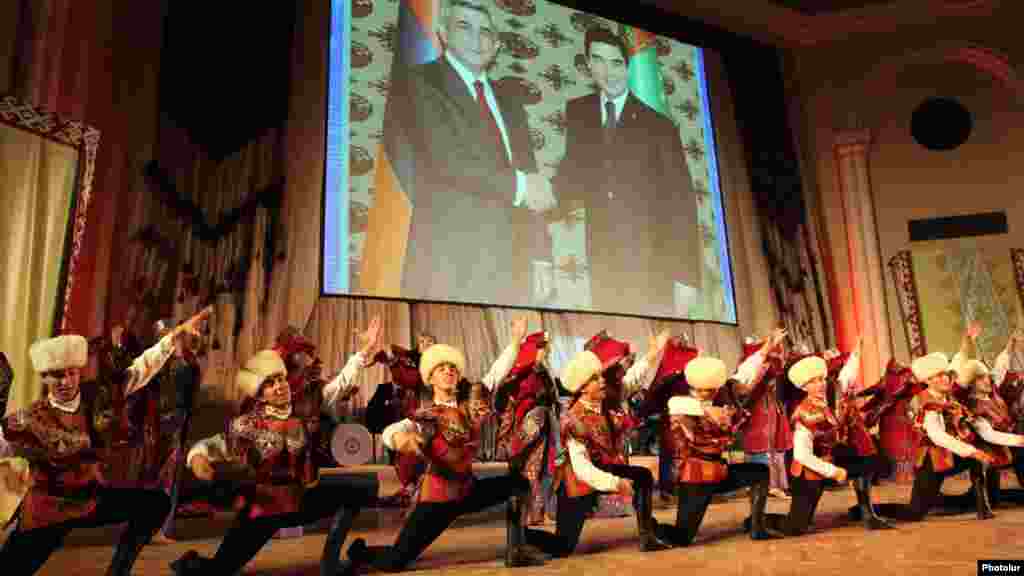 A Turkmen folk dance band performs in the Armenian capital, Yerevan, ahead of Turkmen President Gurbanguly Berdymukhammedov&#39;s official visit. Berdymukhammedov is pictured behind on the right with Armenian President Serzh Sarkisian. (Photolur)