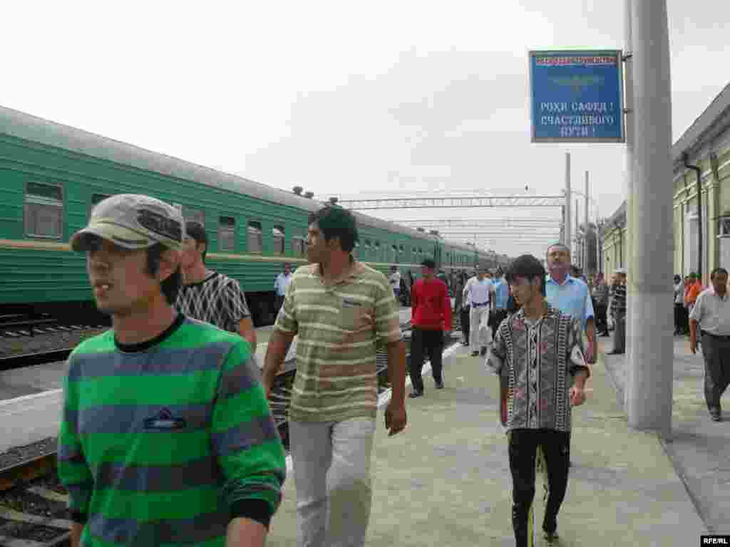 Муҳоҷирони корӣ бармегарданд #16