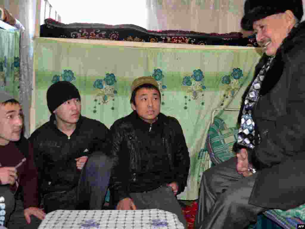 Омбудсмен Турсунбек Акун общается с заключенными ошской тюрьмы 