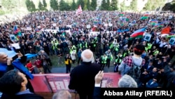 Бакыдагы митингде оппозициялык талапкер Жамил Гасанлы сүйлөп жаткан кези, 12-октябрь, 2013
