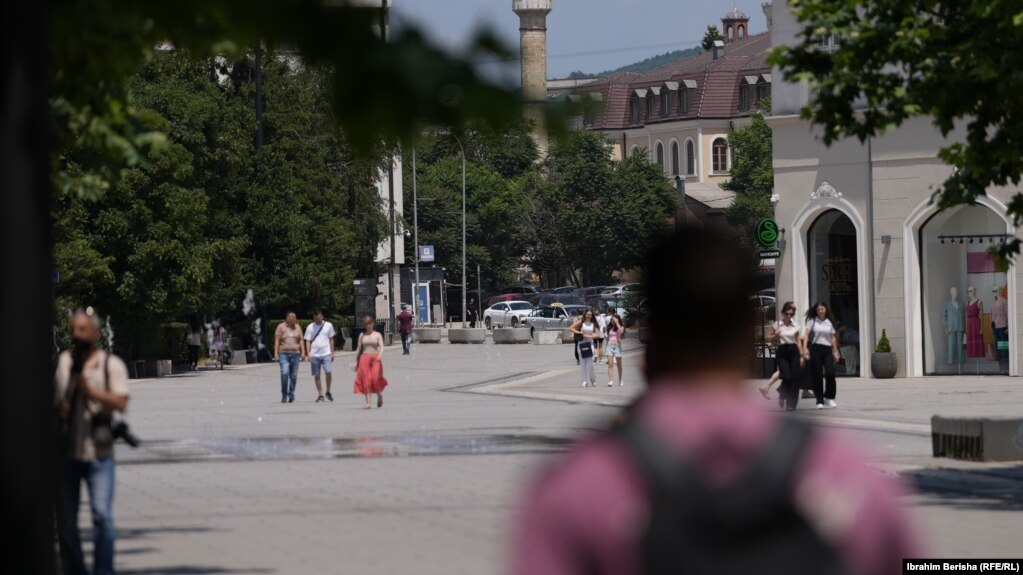 Sipas Institutit Kombëtar të Shëndetësisë Publike, qytetarët duhet të hidratohen sa më shumë gjatë valëve të të nxehtët. 