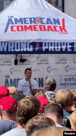 Charlie Kirk duke folur në kampusin e Universitetit "Valley" në Utah, pak para se të vritej me armë zjarri, më 10 shtator.