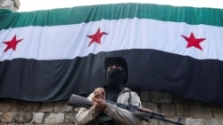 Боец Сил безопасности Сирии на страже перед новым измененным флагом страны на площади Баб-Тума в Дамаске. Осень 2025 года