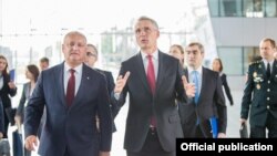 Igor Dodon și Jens Stoltenberg la sediul NATO