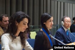 Amal Kluni we onuň müşderisi Nadýa Murad, BMG-nyň Baş assambleýasynda, Nýu-Ýork, 2016-njy ýylyň 16-njy sentýabry