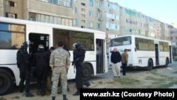 Күдіктілер бекінді деген үйдің маңындағы арнайы жасақ. Құлсары, 12 қыркүйек 2012 жыл. Сурет "Ақ Жайық" газетінің сайтынан алынды.
