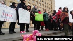 Акция соцработников у здания правительственной канцелярии в Тбилиси
