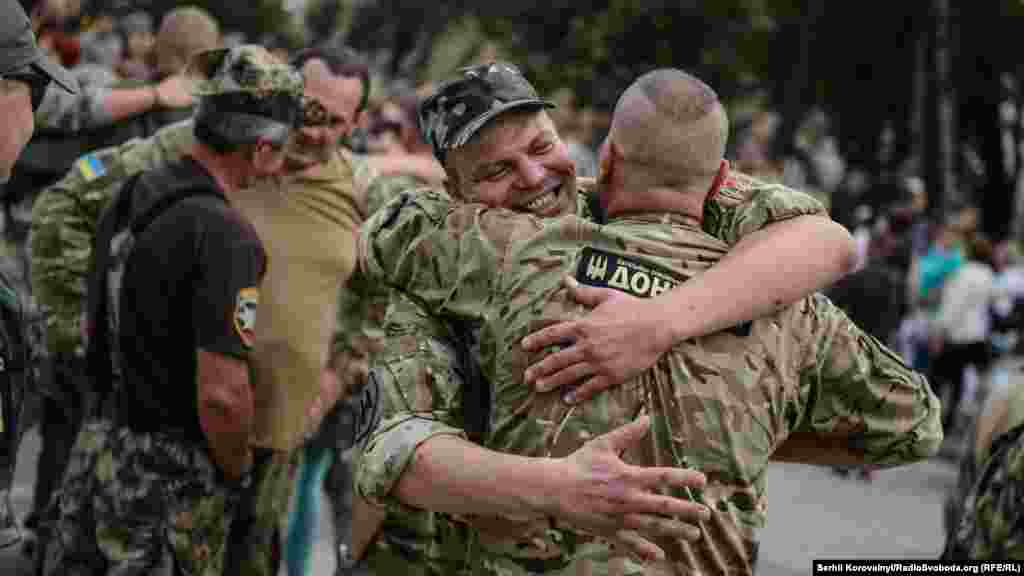 Учасники бойових дій під Іловайськом зустрілися на відкритті &laquo;​Стіни пам&rsquo;яті&raquo; на Михайлівській площі в Києві