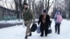 Украинский военнослужащий помогает жительнице Авдеевки переместиться в безопасное место