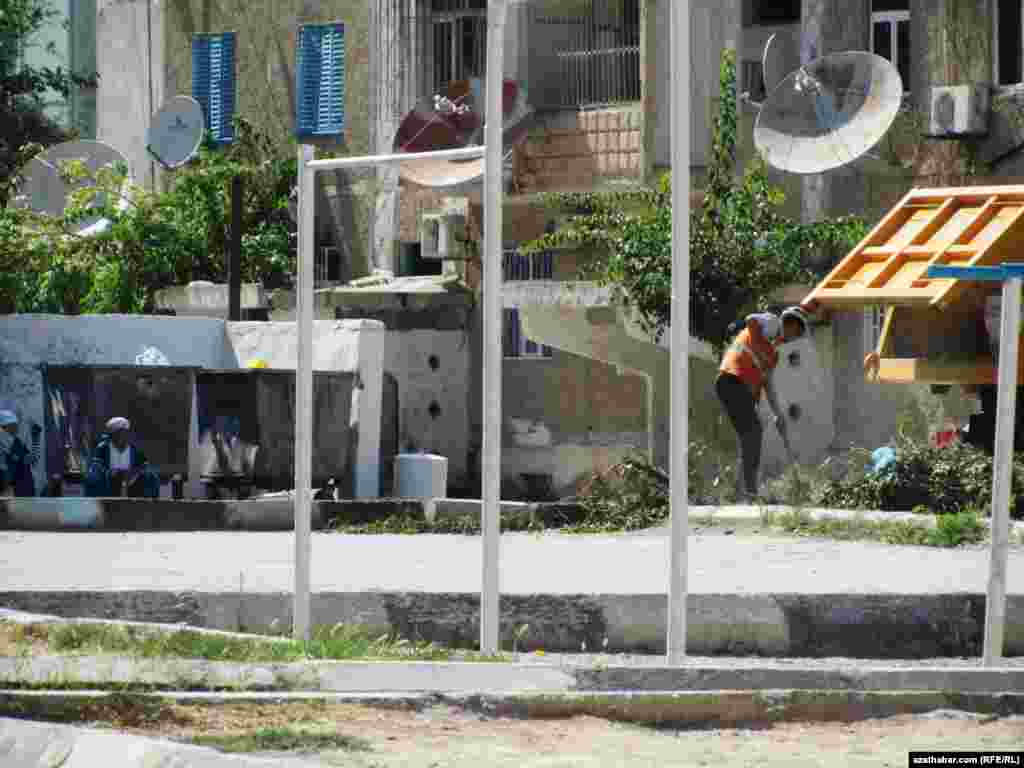 Aşgabadyň ýaşaýyş jaýlarynyň biriniň öňünde gurluşyk işleri alynyp barylýar.