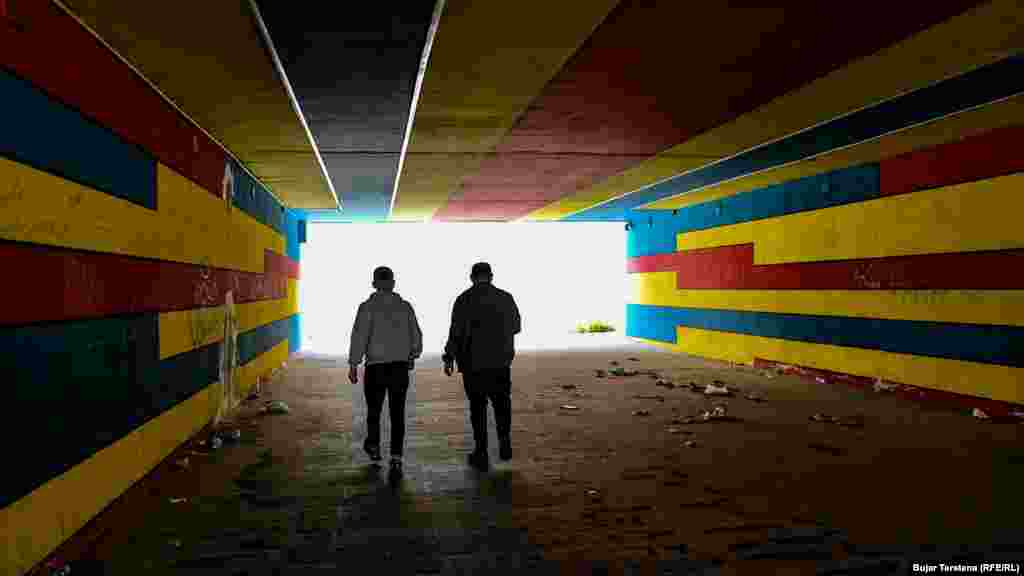 Dy burra duke ecur në nënkalimin e lagjes "Emshir", mes mbeturinash e papastërtisë.