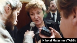 Депутат Государственной думы Галина Старовойтова во время интервью, архивное фото