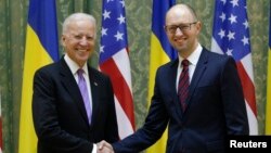 Віце-президент США Джо Байден (Л) і прем’єр-міністр України Арсеній Яценюк. Архівне фото