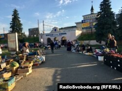 Самовільний ринок поблизу залізничного вокзалу в Ковелі