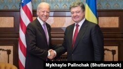 Віце-президент США Джо Байденом (Л) і президент України Петро Порошенко 