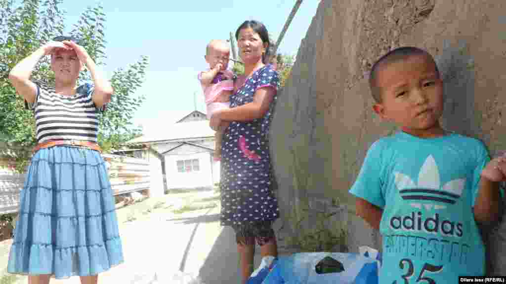 30 семей из Сарыагашского района ЮКО переезжают в Уалихановский и Акжарский районы СКО. Для переселенцев предусмотрены субсидии на переезд по программе по трудоустройству на новом месте. В основном переезжают безработные жители густонаселенных районов Южно-Казахстанской области.&nbsp;
