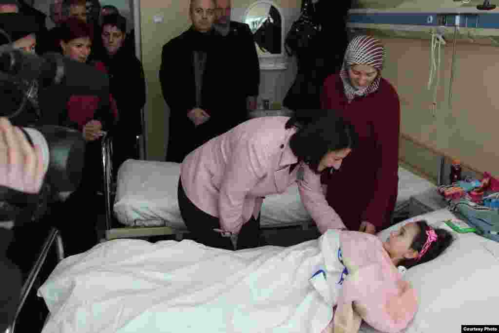 Predsjednica Kosova, Atifete Jahjaga, posjetila je u bolnici u Prizrenu spašenu djevojčicu, 12.02.2012. Foto: EPA / Valdrin Xemaj 