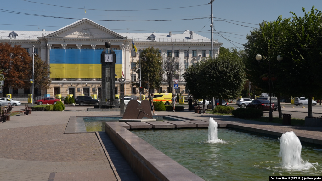 Попри постійні тривоги, у Запоріжжі працюють магазини, громадський транспорт, багато людей – на вулицях