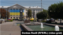 Попри постійні тривоги, у Запоріжжі працюють магазини, громадський транспорт, багато людей – на вулицях